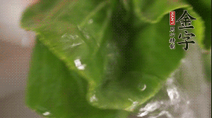 小青菜从根部掰开，分别洗净。
