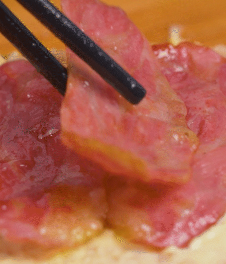 放上火腿、芝士片、生菜，再放一片土司。