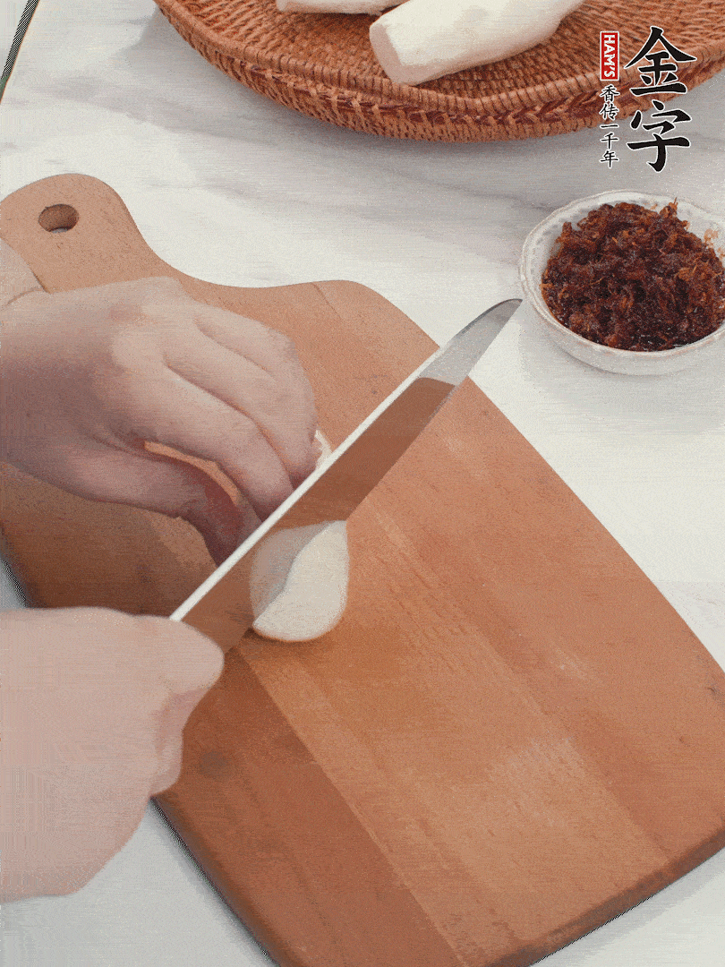 茭白剥壳，洗净后切滚刀块。