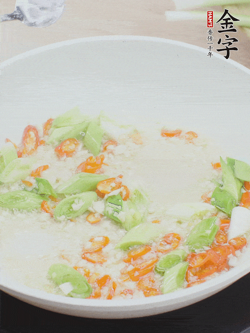 油5成热时，下蒜末、辣椒、蒜白煸炒。