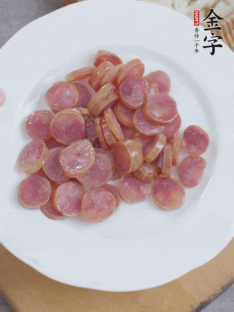 凯发k8国际首页香肠煮10分钟，切圆片。
