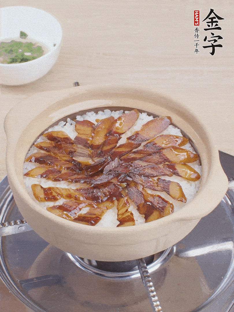 快收水时，铺酱油肉，锅边淋点油，转动砂锅，焖煮2分钟。
