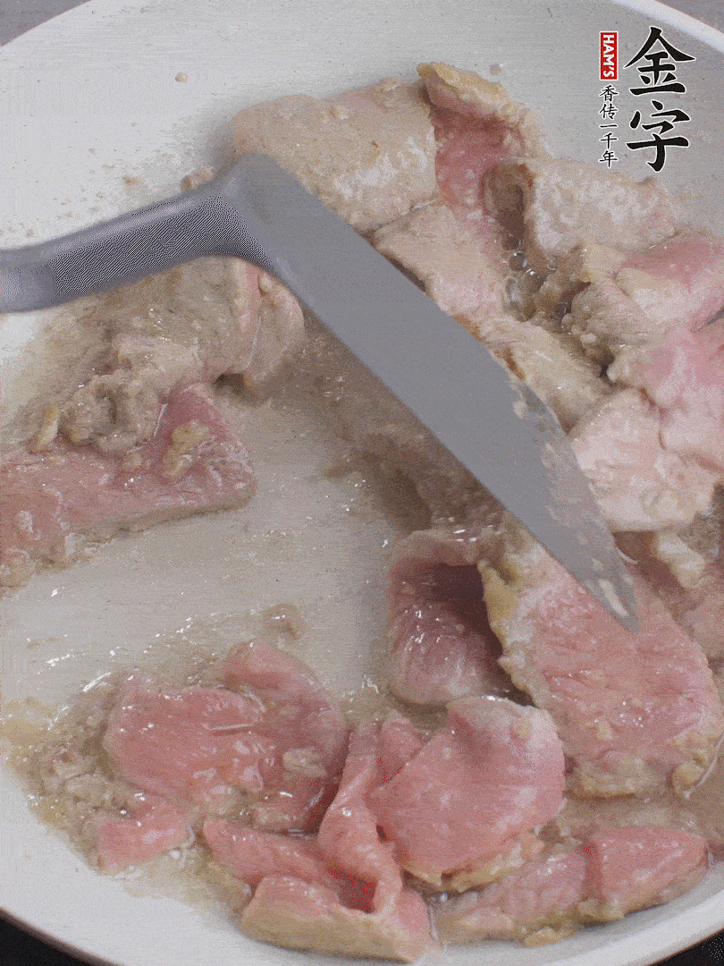 锅中少油，下牛肉炒至变色。（盛出来）
