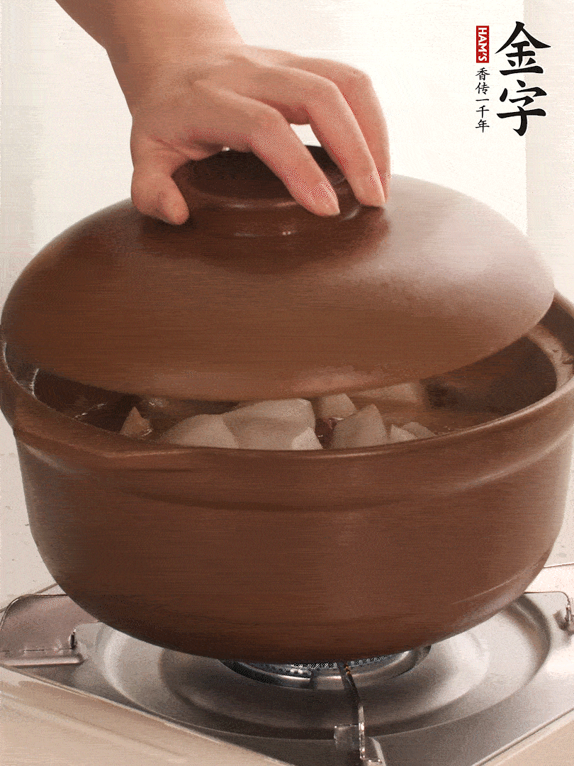 倒没过食材的热水，大火烧开。盖上盖子转中小火，炖15-20分钟。等萝卜煮到喜欢的软烂度就可以关火。