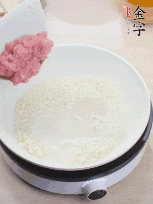 锅内热油，蒜泥、牛肉泥炒至酥香。