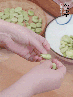 蚕豆剥壳，去掉豆衣，切碎。