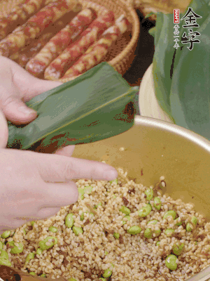 粽叶往下折，完全盖住，两侧捏紧。