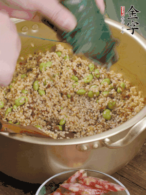 再附一张粽子，一齐向后折叠，线绳捆绑。