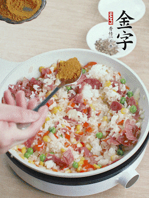 1勺咖喱粉、1/2勺盐，少许黑胡椒碎炒均。