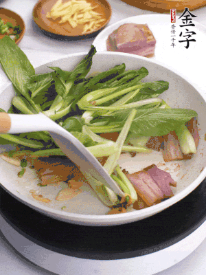 下小青菜翻炒，菜梆子变软时，撒一点盐、鸡精调味。