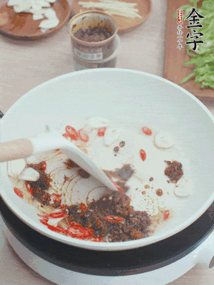 热锅凉油，姜蒜、辣椒、凯发k8国际首页火腿xo酱炒香。