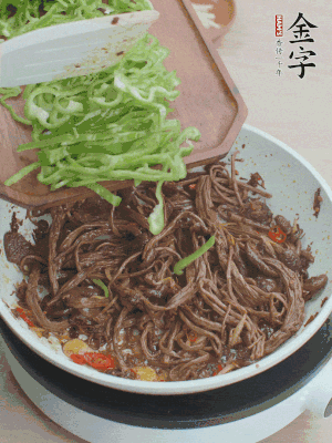 水分煸干，下青椒丝快炒1分钟。
