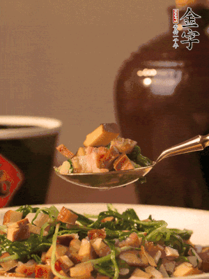 出锅前尝味，味淡加点盐。