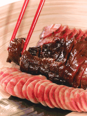 香肠、酱肉适合切片、酱鸭适合切块。