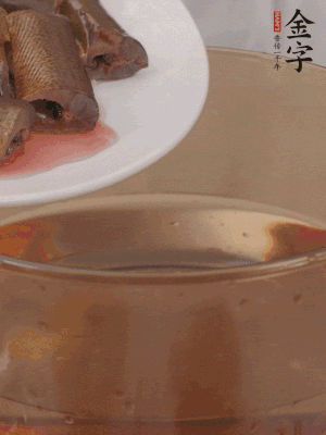 处理干净的黄鳝段，加姜片、料酒沸水下锅焯水。捞出用凉水冲洗干净。