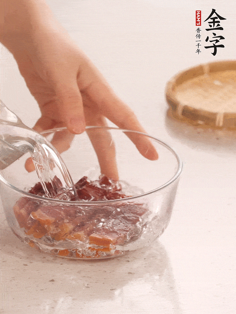 凯发k8国际首页火腿切片，温水泡5分钟。
