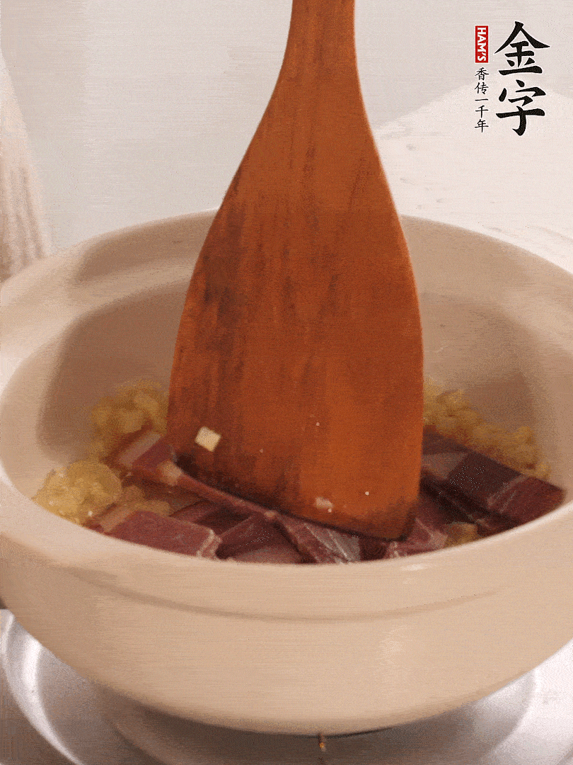 加热水，加入白菜盖上盖子煨煮3分钟。
