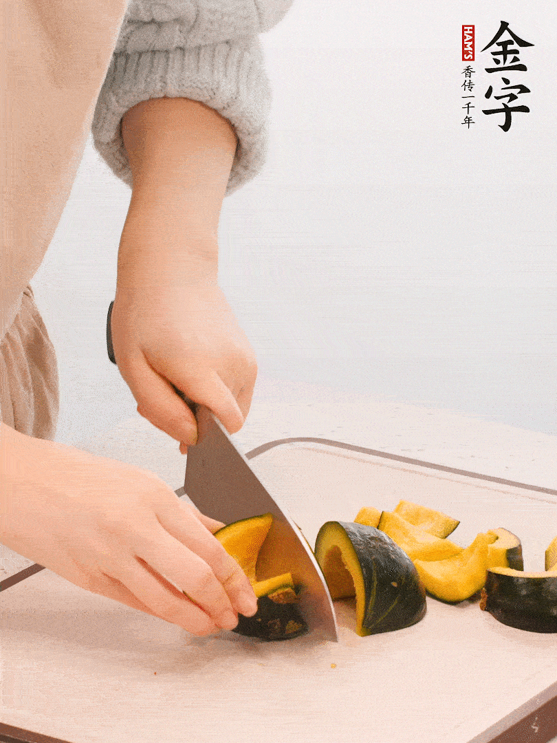 贝贝南瓜切小块，生姜切成姜丝。