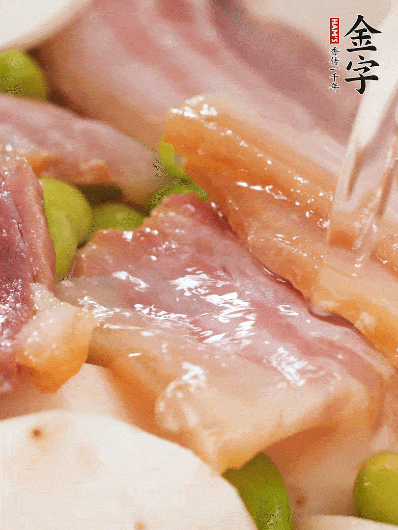 倒入芋艿、熟毛豆，翻炒均匀，加1小碗水煮开