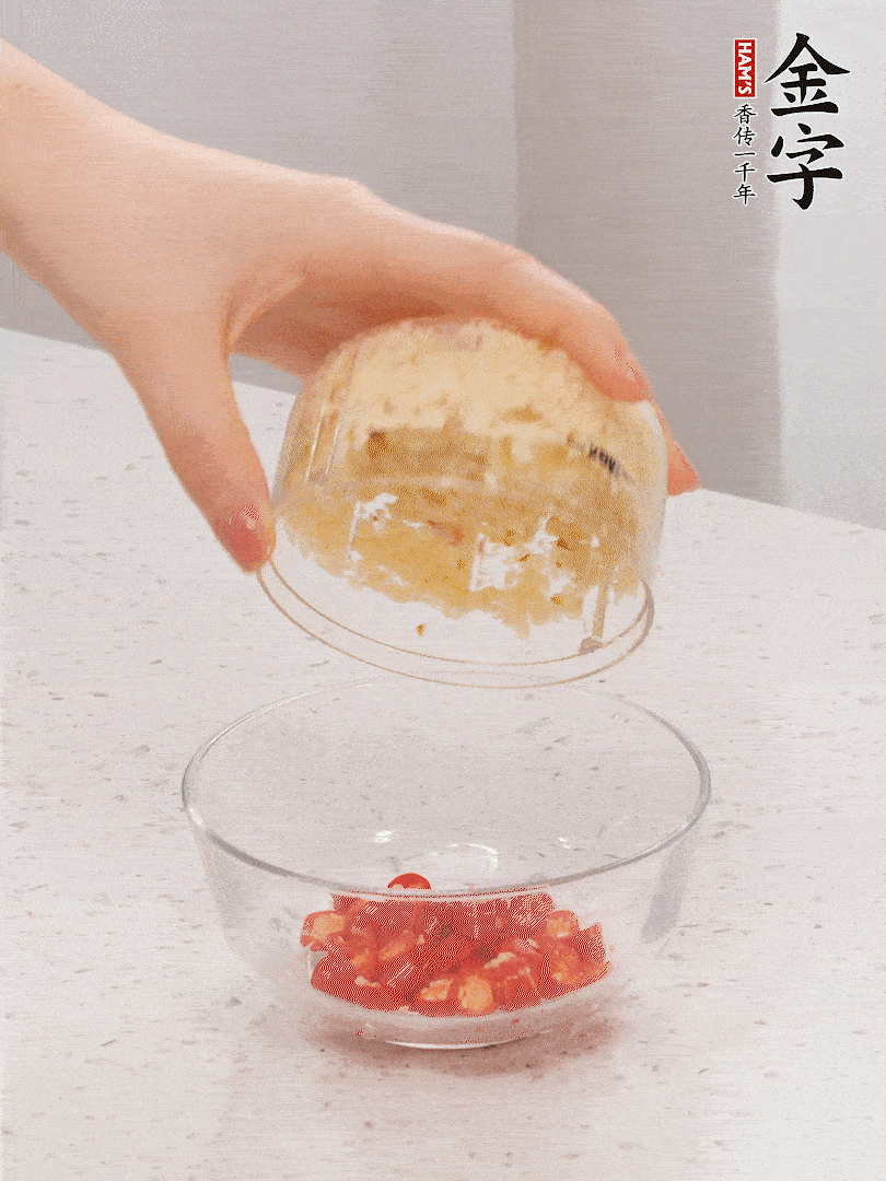蒜蓉酱汁：蒜蓉 小米辣 热油激发出香味