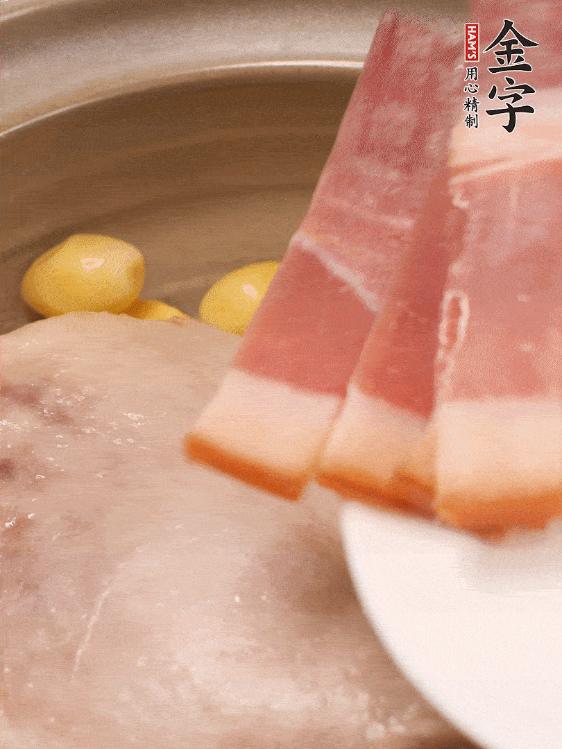 鸭肉、白果、火腿、生姜一起放入砂锅，清水没过食材，大火炖煮1小时