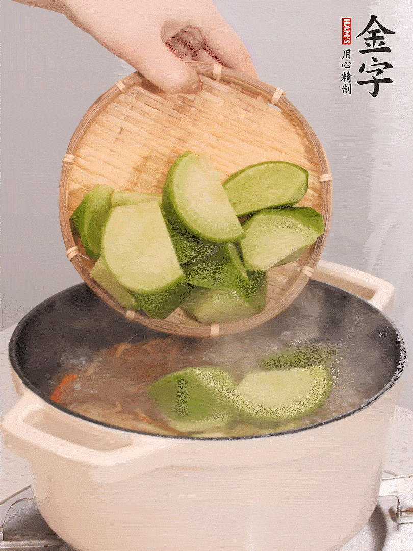 加入青、红萝卜再煲半小时。