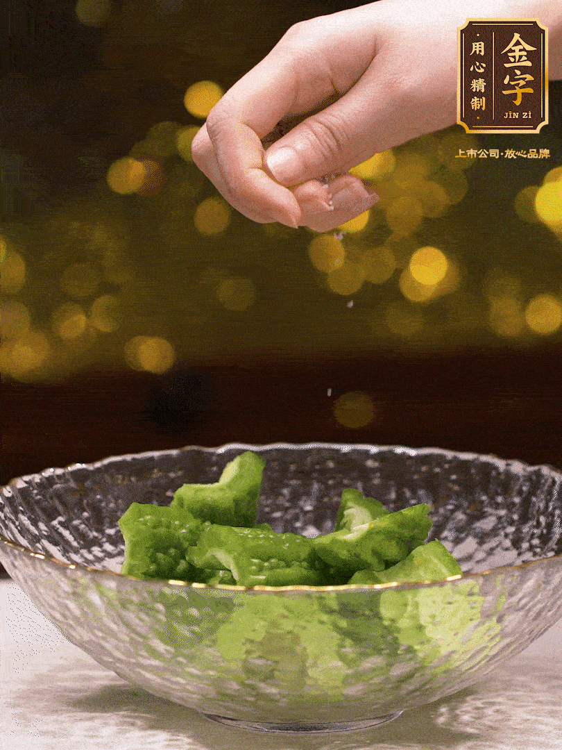 处理好的苦瓜切段（5cm），加点盐盐腌一下，去除一下苦味