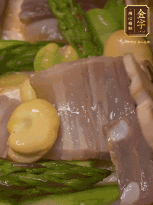 倒入热水，炖煮10分钟