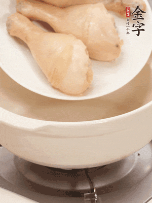 鸡腿、火腿、干贝、蒜头放入砂锅内炖1小时
