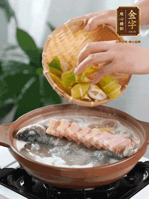 倒开水炖煮后转移入砂锅，淋料酒去腥、加少许盐调味，再依次加咸肉、春笋炖煮15分钟。
