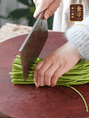 正嫩的藜蒿，掐头去除根部，切小段