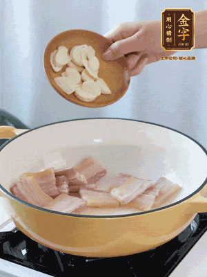 热油下咸肉煸出香味，加蒜片、毛豆翻炒均匀